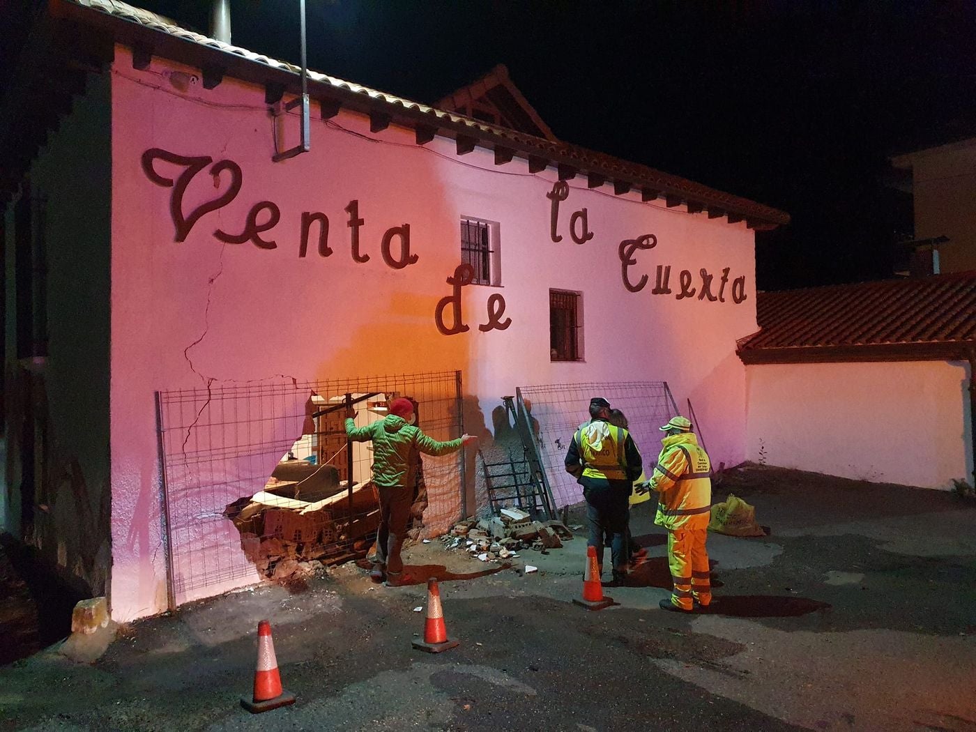 Un herido al empotrar su coche contra el bar La Venta de la Tuerta en la León-Asturias. 