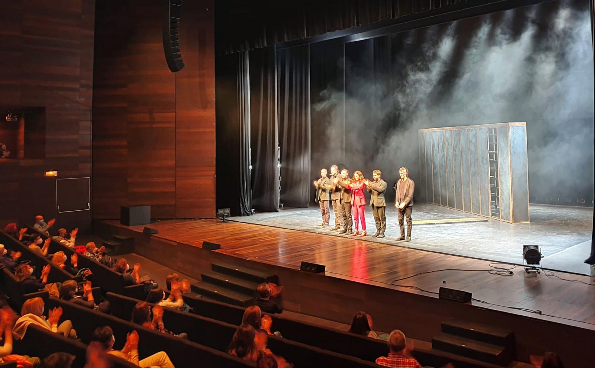 Con el público puesto en pie, el auditorio de León despidió al conjunto actoral