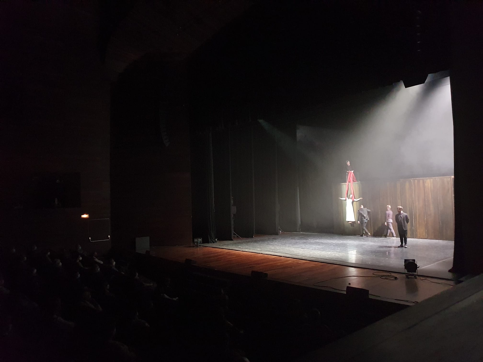 Aitana Sánchez-Gijón junto a Chevi Muraday, Carlos Beluga, Maximiliano Sanford y Alberto Velasco salen ovacionados del Auditorio de León tras la puesta en escena de un arriesgado espectáculo de danza contemporánea 