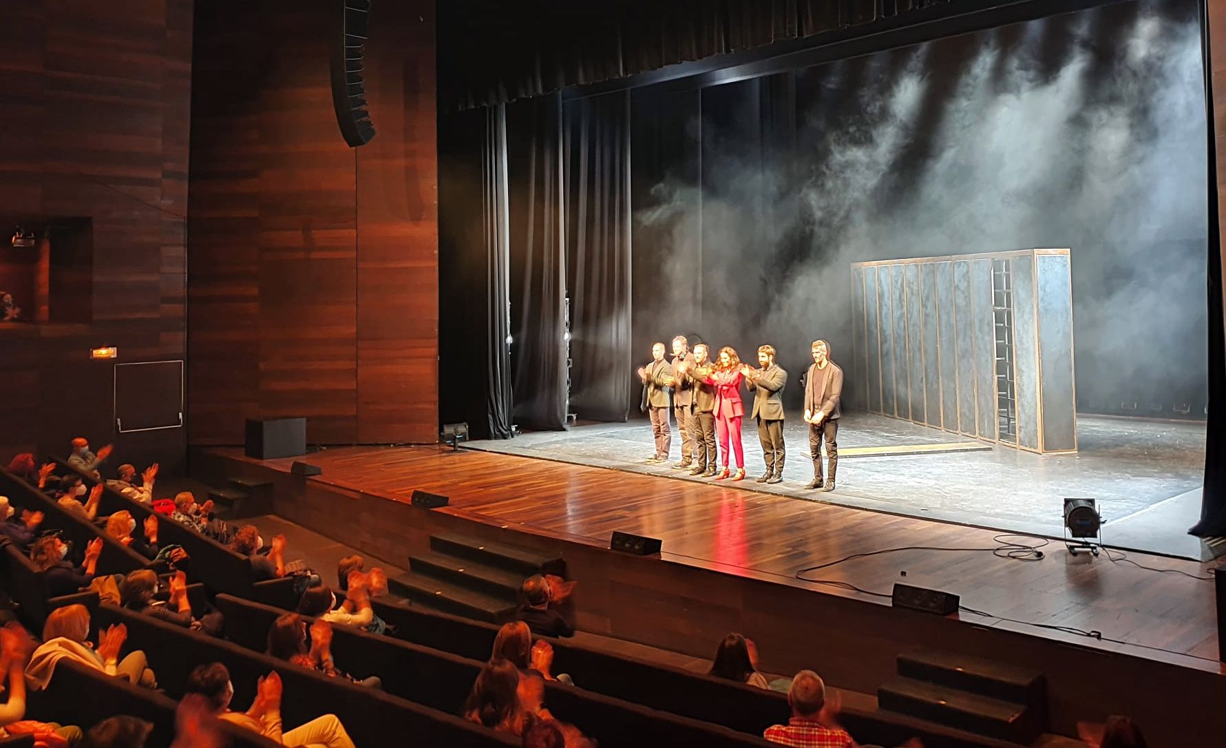 Aitana Sánchez-Gijón junto a Chevi Muraday, Carlos Beluga, Maximiliano Sanford y Alberto Velasco salen ovacionados del Auditorio de León tras la puesta en escena de un arriesgado espectáculo de danza contemporánea 