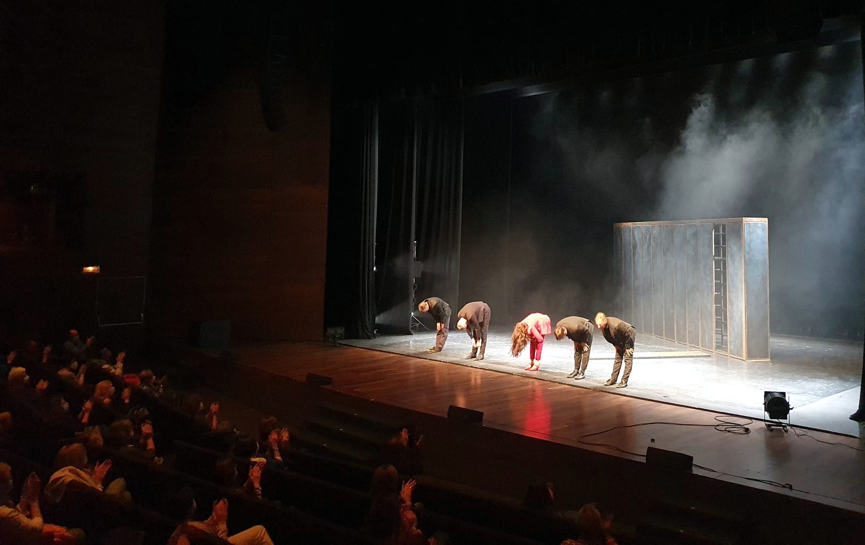 Aitana Sánchez-Gijón junto a Chevi Muraday, Carlos Beluga, Maximiliano Sanford y Alberto Velasco salen ovacionados del Auditorio de León tras la puesta en escena de un arriesgado espectáculo de danza contemporánea 