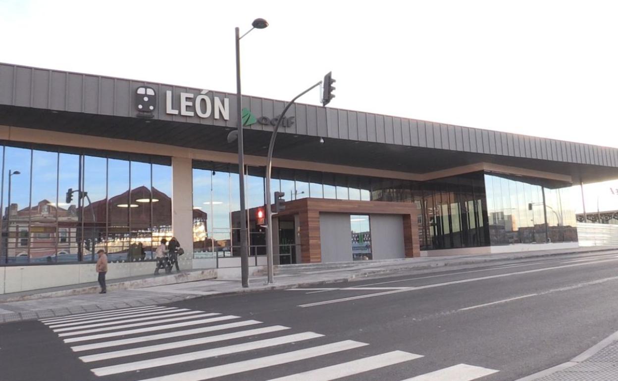 Fachada de la estación de tren de León.