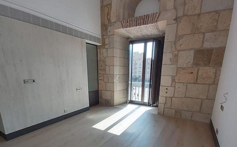 Imagen de una de las habitaciones con vista exterior a la plaza de San Marcos.