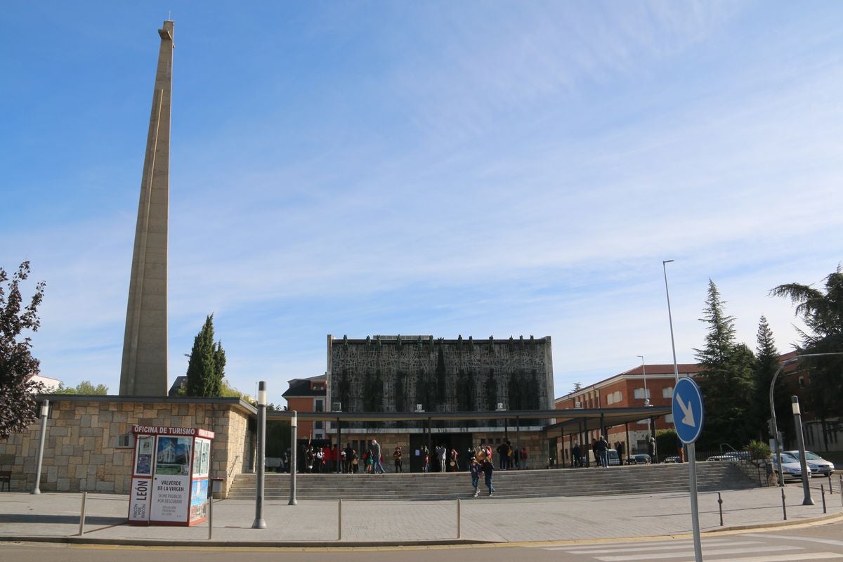 La romería de San Froilán más atípica concentra a algunos fieles a la puerta de la Basílica de la Virgen del Camino.