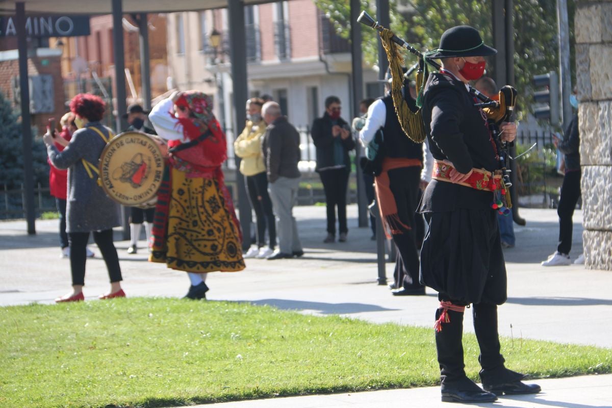 La romería de San Froilán más atípica concentra a algunos fieles a la puerta de la Basílica de la Virgen del Camino.