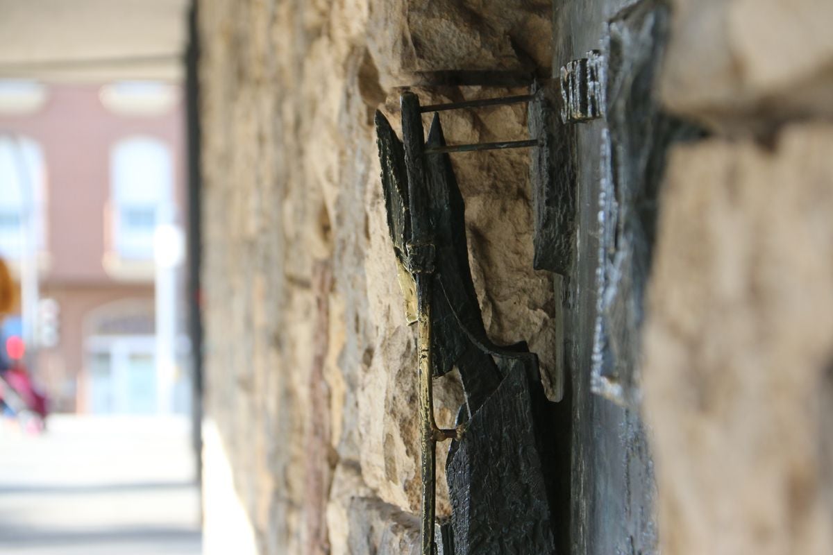 La romería de San Froilán más atípica concentra a algunos fieles a la puerta de la Basílica de la Virgen del Camino.