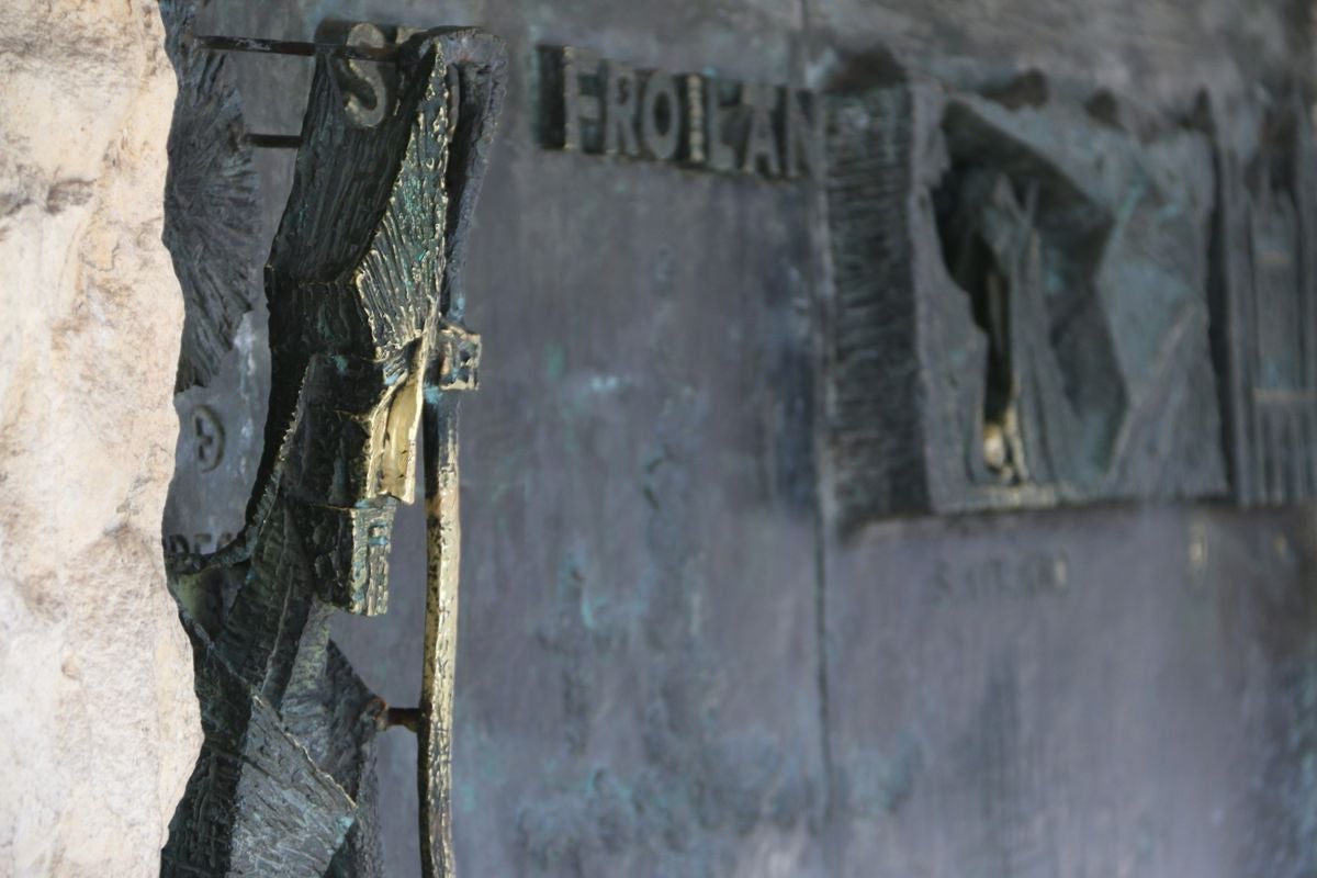 La romería de San Froilán más atípica concentra a algunos fieles a la puerta de la Basílica de la Virgen del Camino.