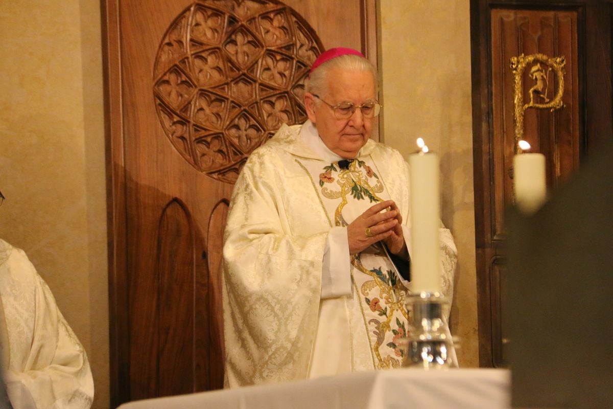 El Obispo de León, Julián López, preside la misa de San Froilán, único acto de la festividad.