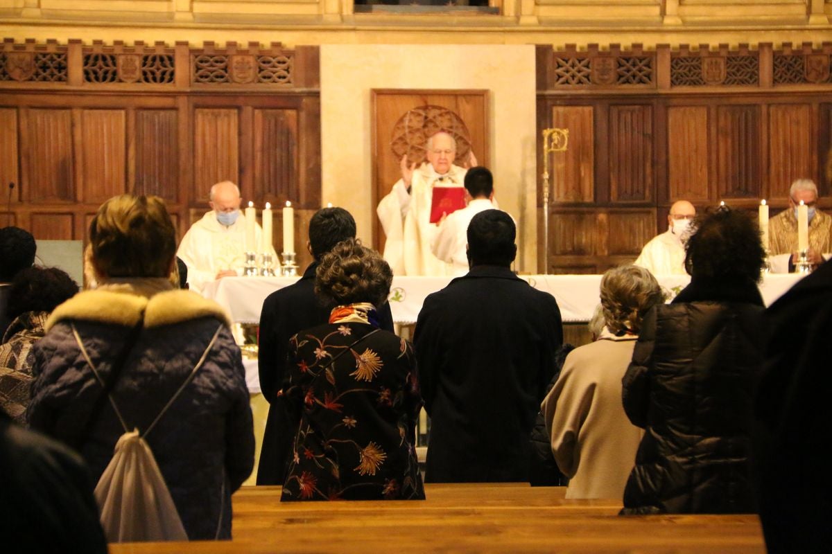 El Obispo de León, Julián López, preside la misa de San Froilán, único acto de la festividad.