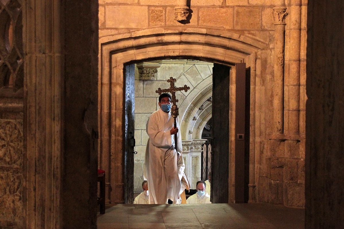 El Obispo de León, Julián López, preside la misa de San Froilán, único acto de la festividad.