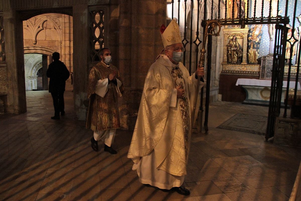 El Obispo de León, Julián López, preside la misa de San Froilán, único acto de la festividad.