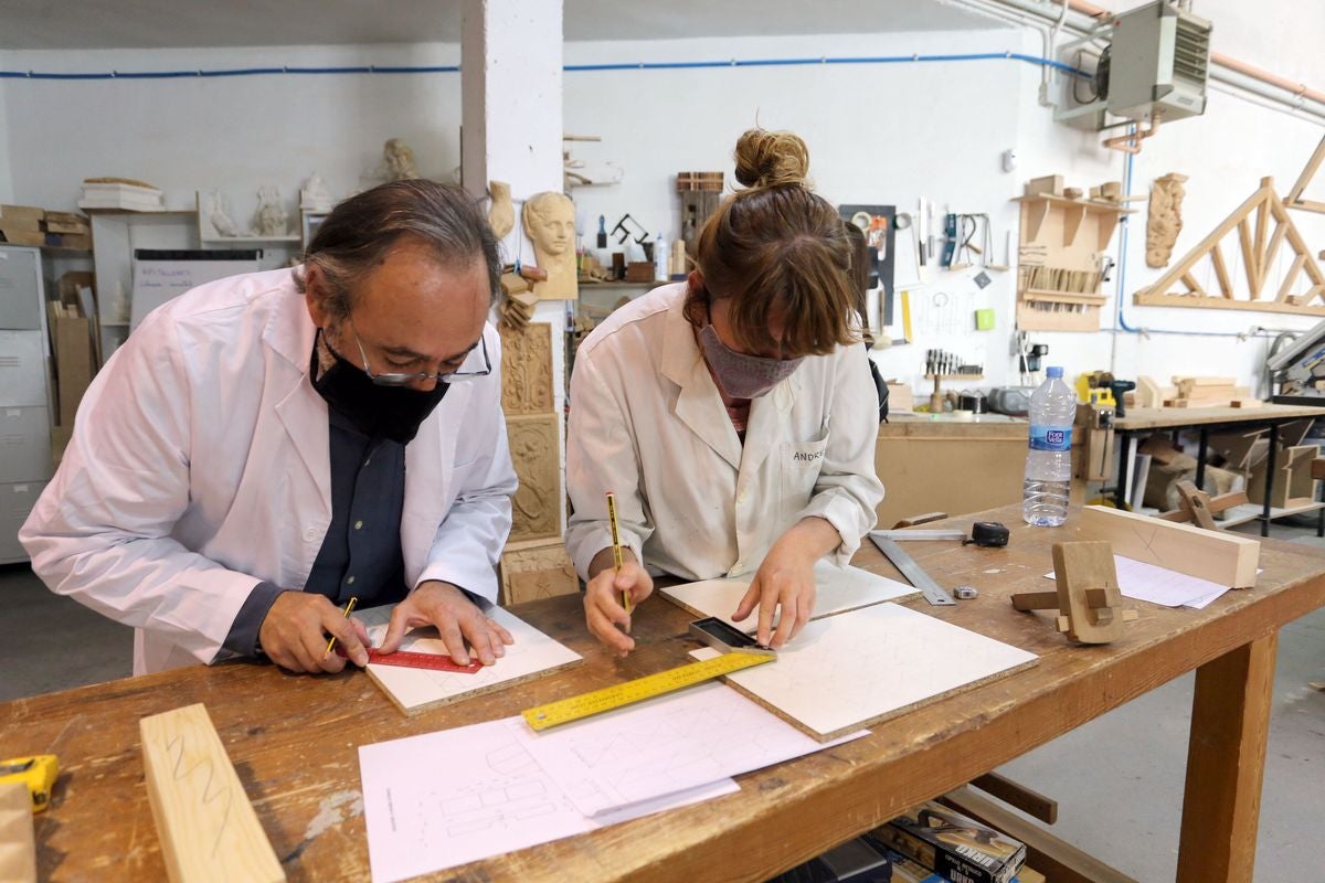 La consejera de Empleo e Industria, Ana Carlota Amigo, visita el Centro de Artesanía de Castilla y León.