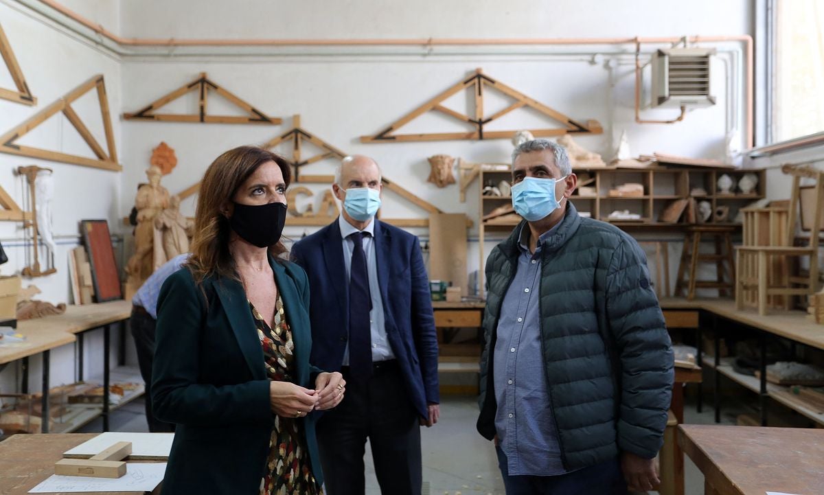 La consejera de Empleo e Industria, Ana Carlota Amigo, visita el Centro de Artesanía de Castilla y León.