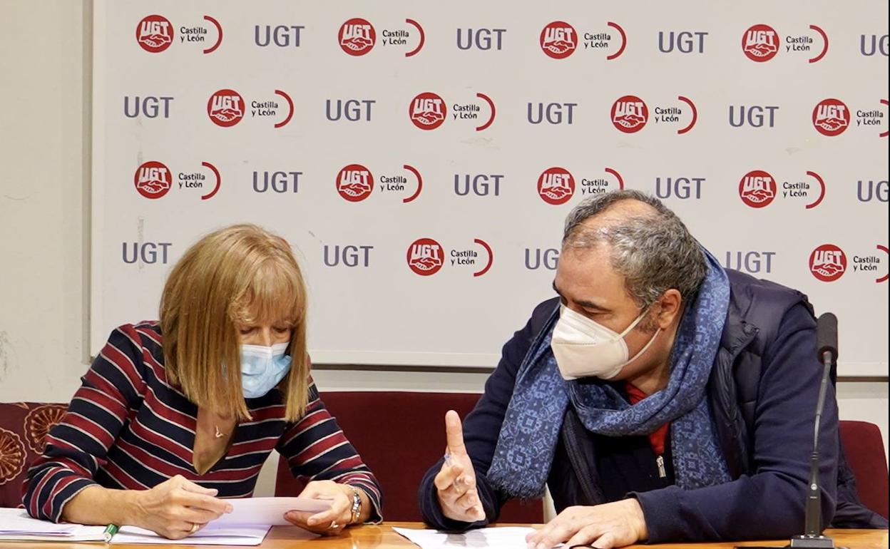 El secretario general de FeSP UGT, Tomás Pérez; la secretaria de servicios sociosanitarios del sindicato, Alfonso Bonafonte y el secretario de Sanidad de UGT, Miguel Holguín exponen su postura en relación a la situación de las residencias de mayores en la Comunidad..