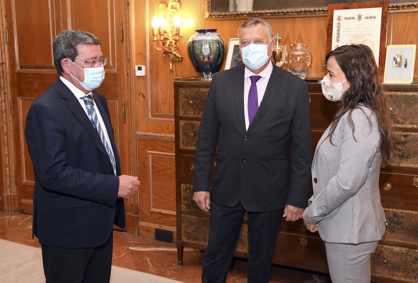 Fotos: El vicepresidente primero de la Diputación de Burgos recibe a la diputada por la provincia de León