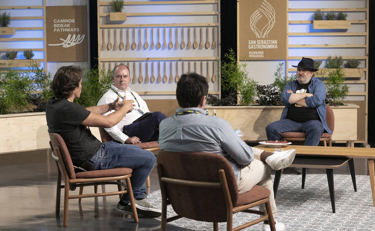 Benjamín Lana, presidente de la División de Gastronomía de Vocento, ha moderado el debate de Sacha Hormaechea (Botillería y Fogón Sacha, Madrid), Nino Redruello (Fismuler, Madrid) y Pablo Loureiro (Casa Urola, San Sebastián)