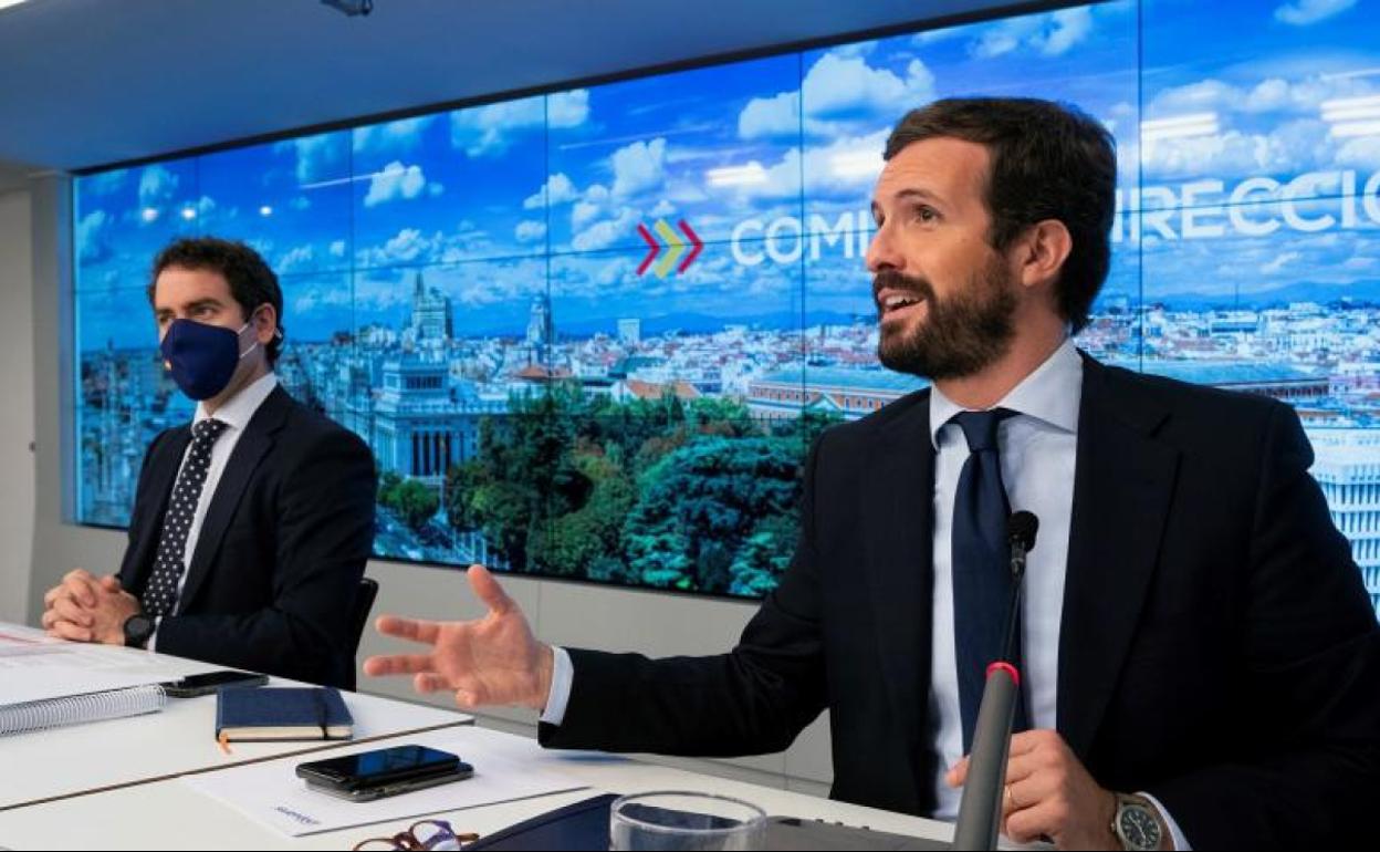 El presidente del PP, Pablo Casado, junto con el secretario general del partido García Egea 