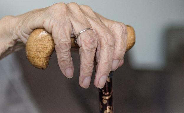 Un nuevo fallecido y 30 personas más aisladas en las residencias de ancianos de la provincia