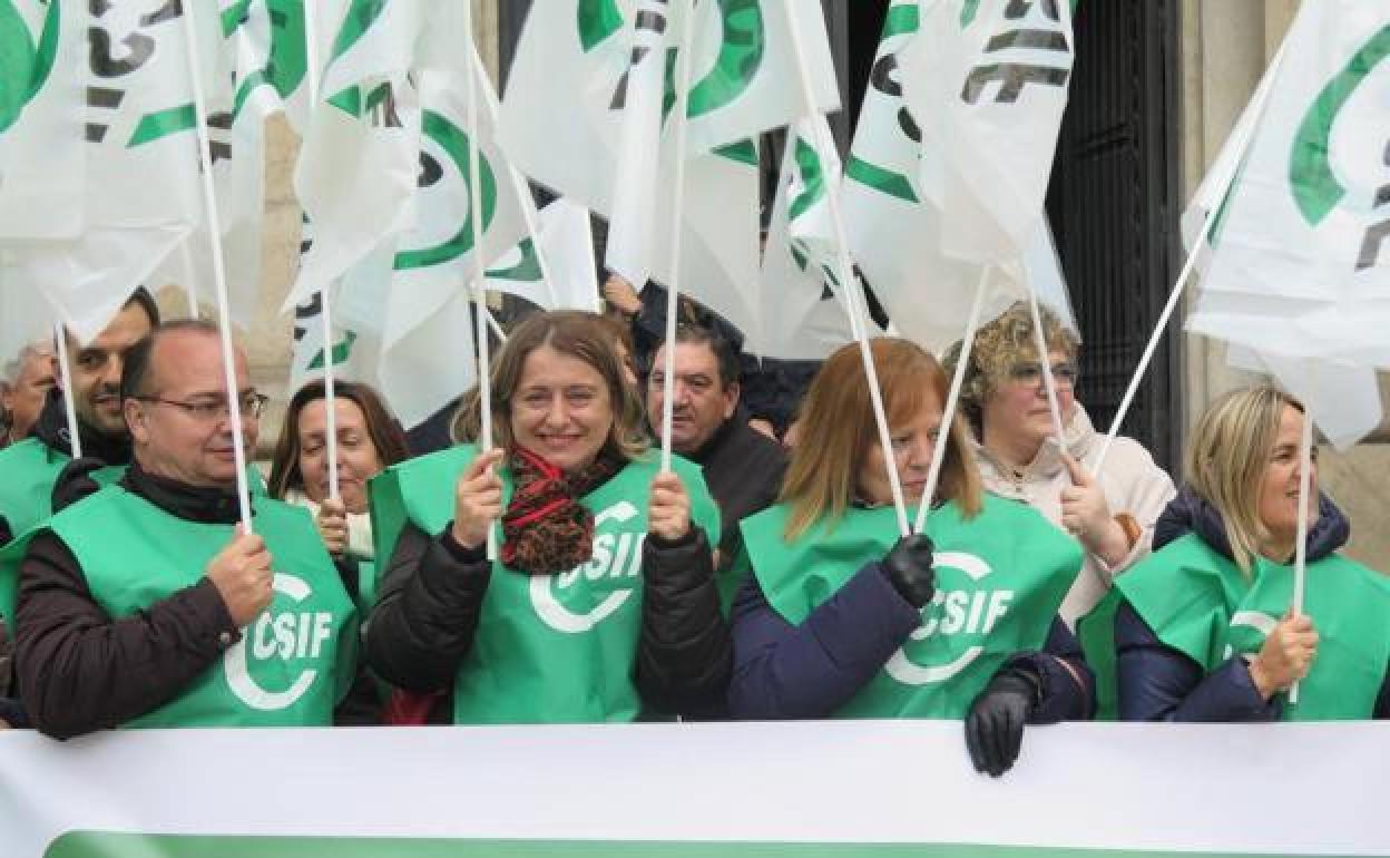 Manifestantes de CSIF, en una manifestación. 