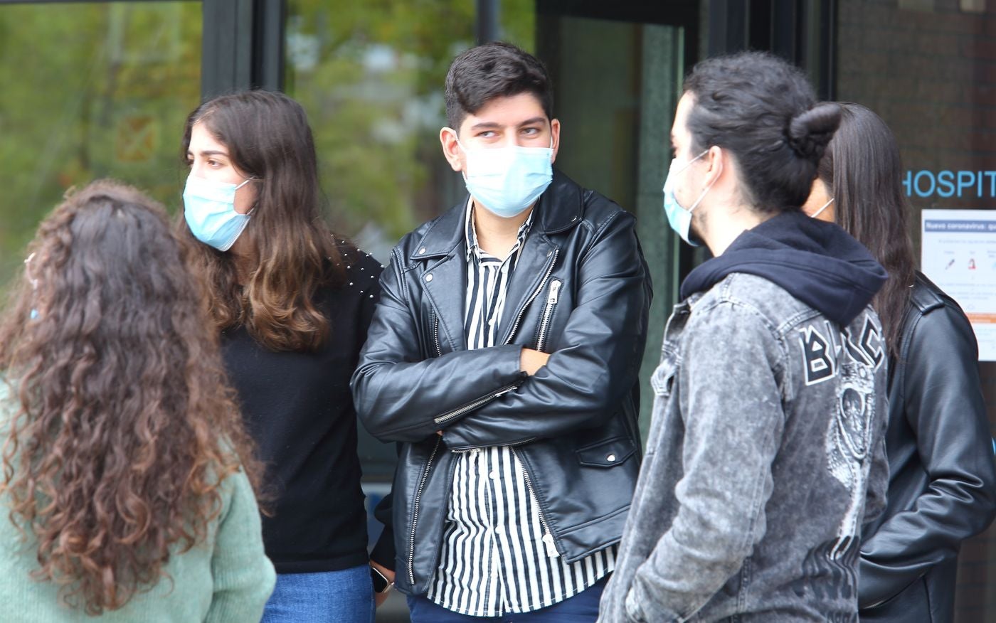 Los nuevos residentes del área de salud del Bierzo, a su llegada al Hospital del Bierzo en el día de su bienvenida. 