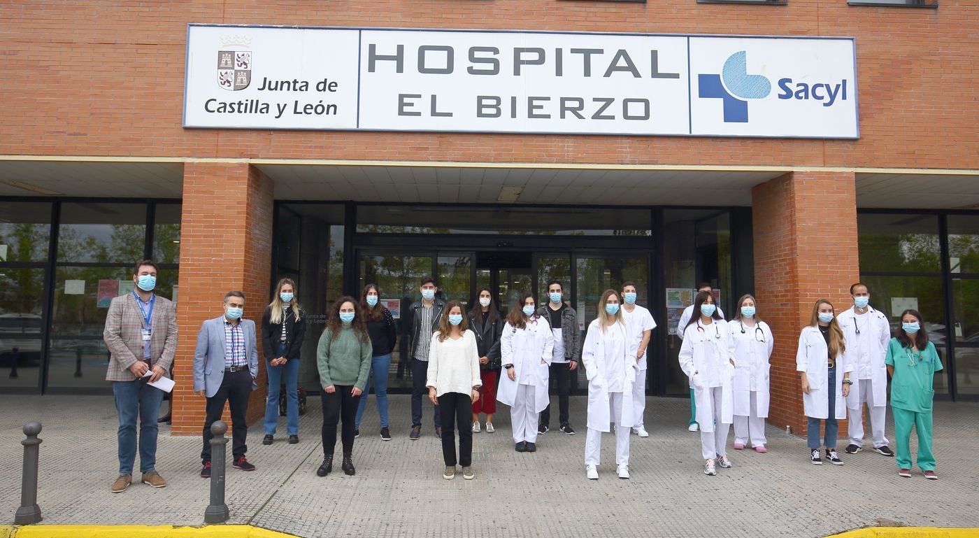 Los nuevos residentes del área de salud del Bierzo, a su llegada al Hospital del Bierzo en el día de su bienvenida. 