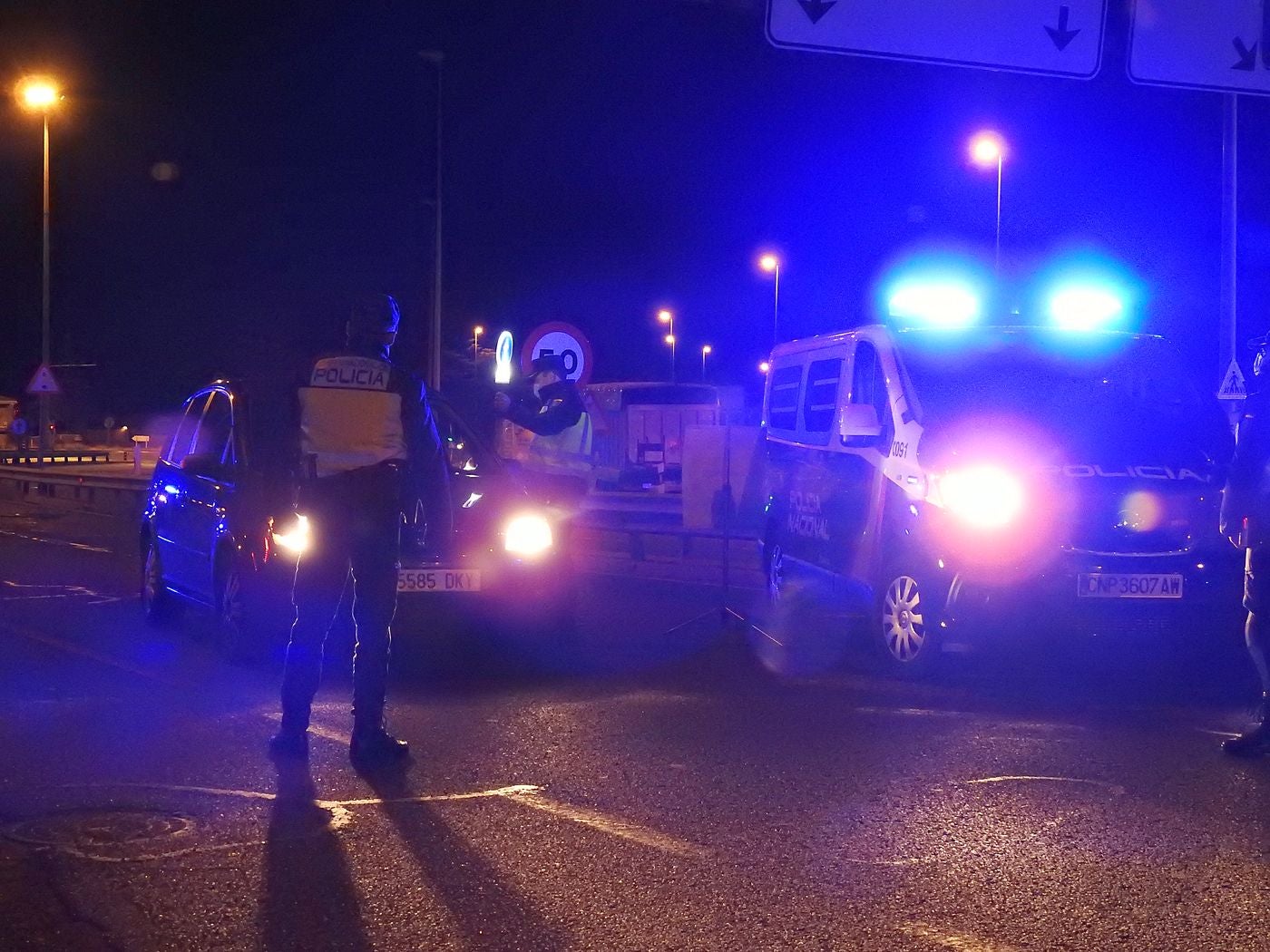 Efectivos de la Policía Nacional y la Guardia Civil han iniciado, pasada le medianoche, controles en las 'fronteras' de León y San Andrés del Rabanedo. Los controles tienen como objeto mantener el confinamiento perimetral de la población debido a la propagación de la pandemia en estas zonas de la provincia.