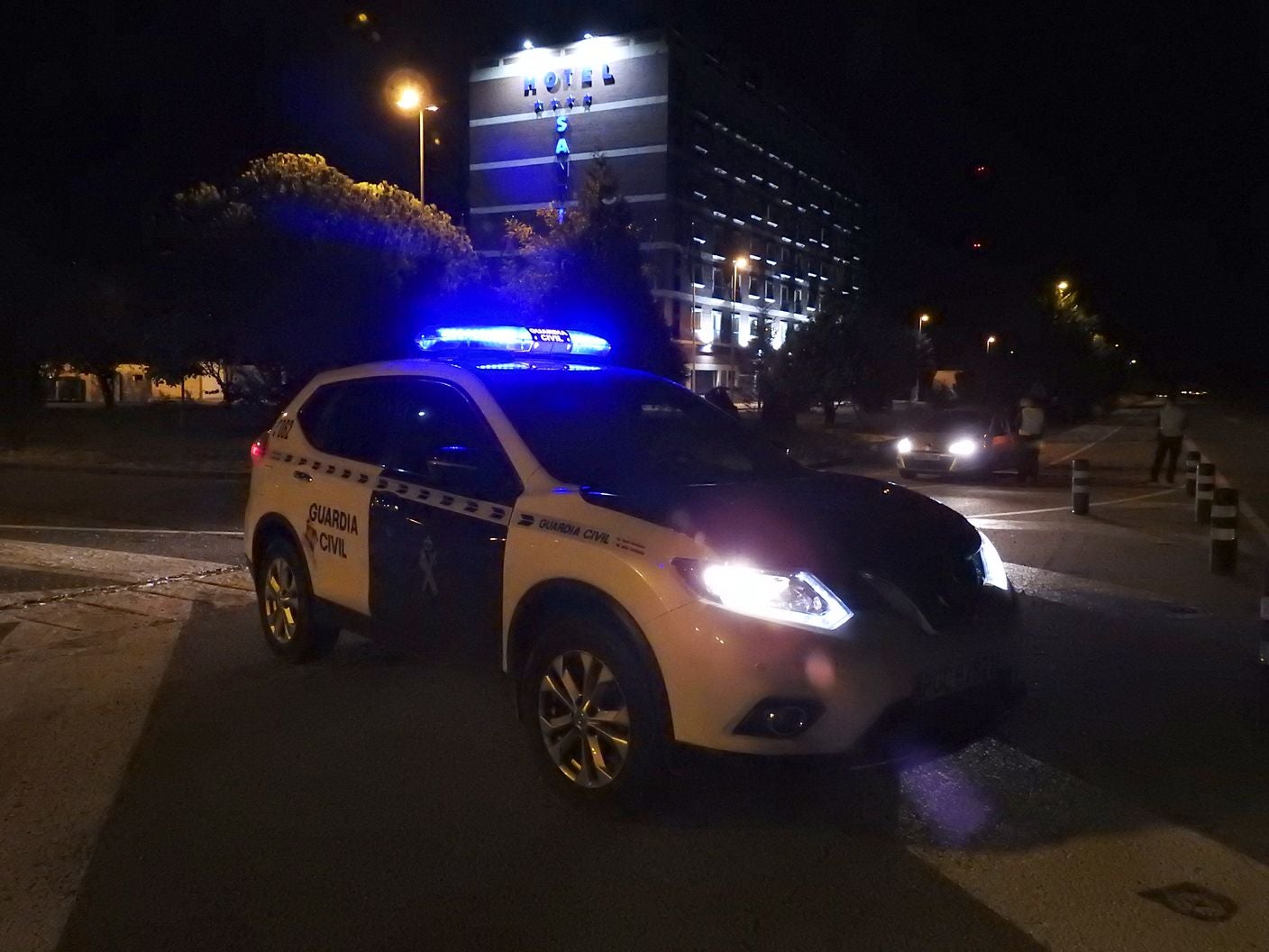 Efectivos de la Policía Nacional y la Guardia Civil han iniciado, pasada le medianoche, controles en las 'fronteras' de León y San Andrés del Rabanedo. Los controles tienen como objeto mantener el confinamiento perimetral de la población debido a la propagación de la pandemia en estas zonas de la provincia.