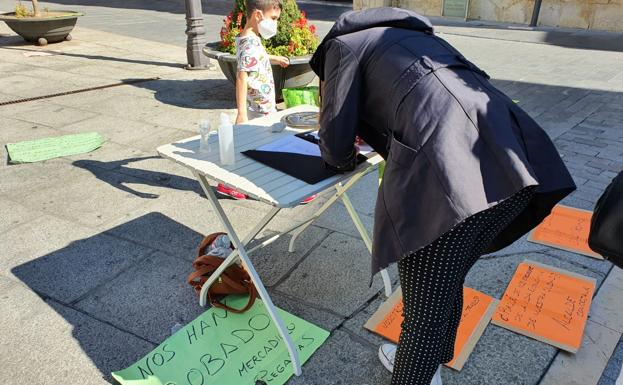 El colectivo ha recogido firmas contra el traslado y por la supervivencia de los puestos en Plegarias.