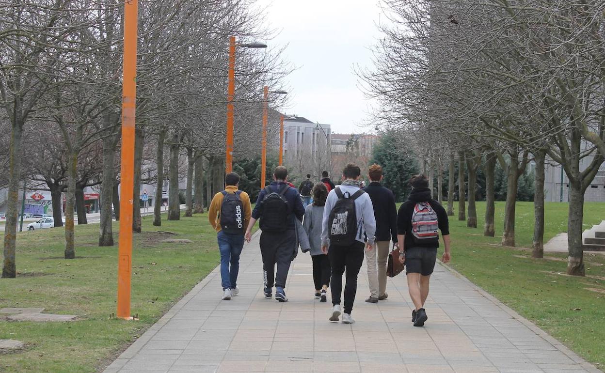 Un grupo de estudiantes camina por el campus universitario.