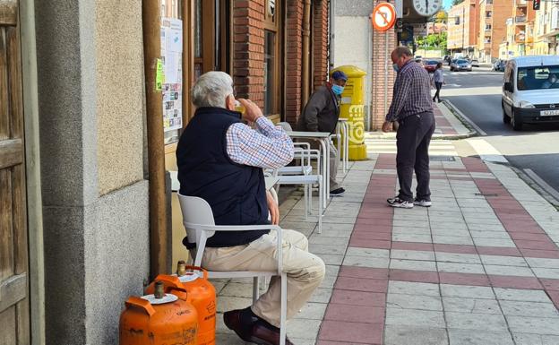 Un señor toma una cerveza en una terraza de Trobajo del Camino.