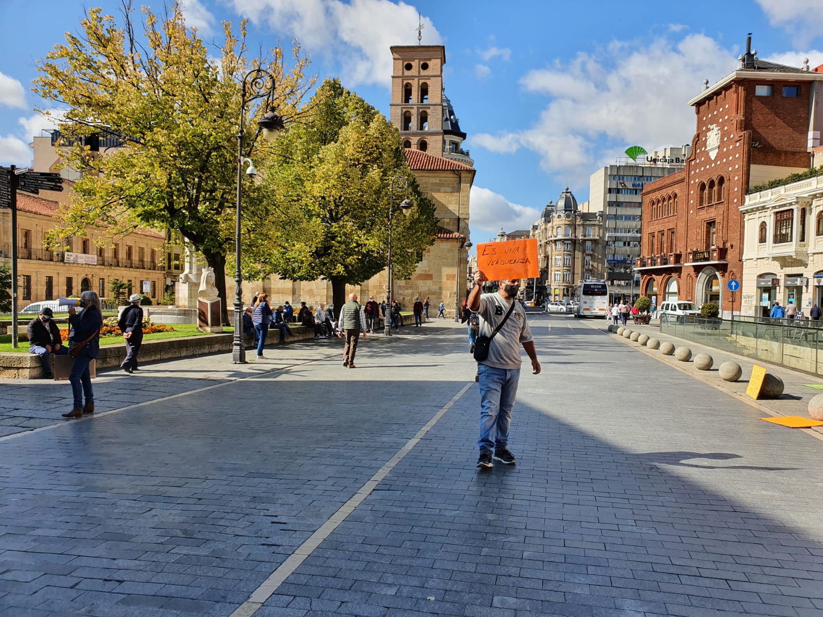 El colectivo ha recogido firmas contra el traslado y por la supervivencia de los puestos en Plegarias.