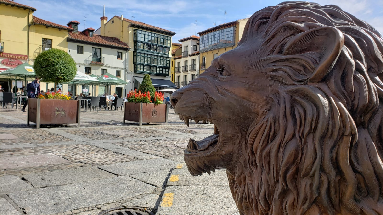 La nueva escultura ubicada junto al Consistorio despierta el interés de los leoneses.