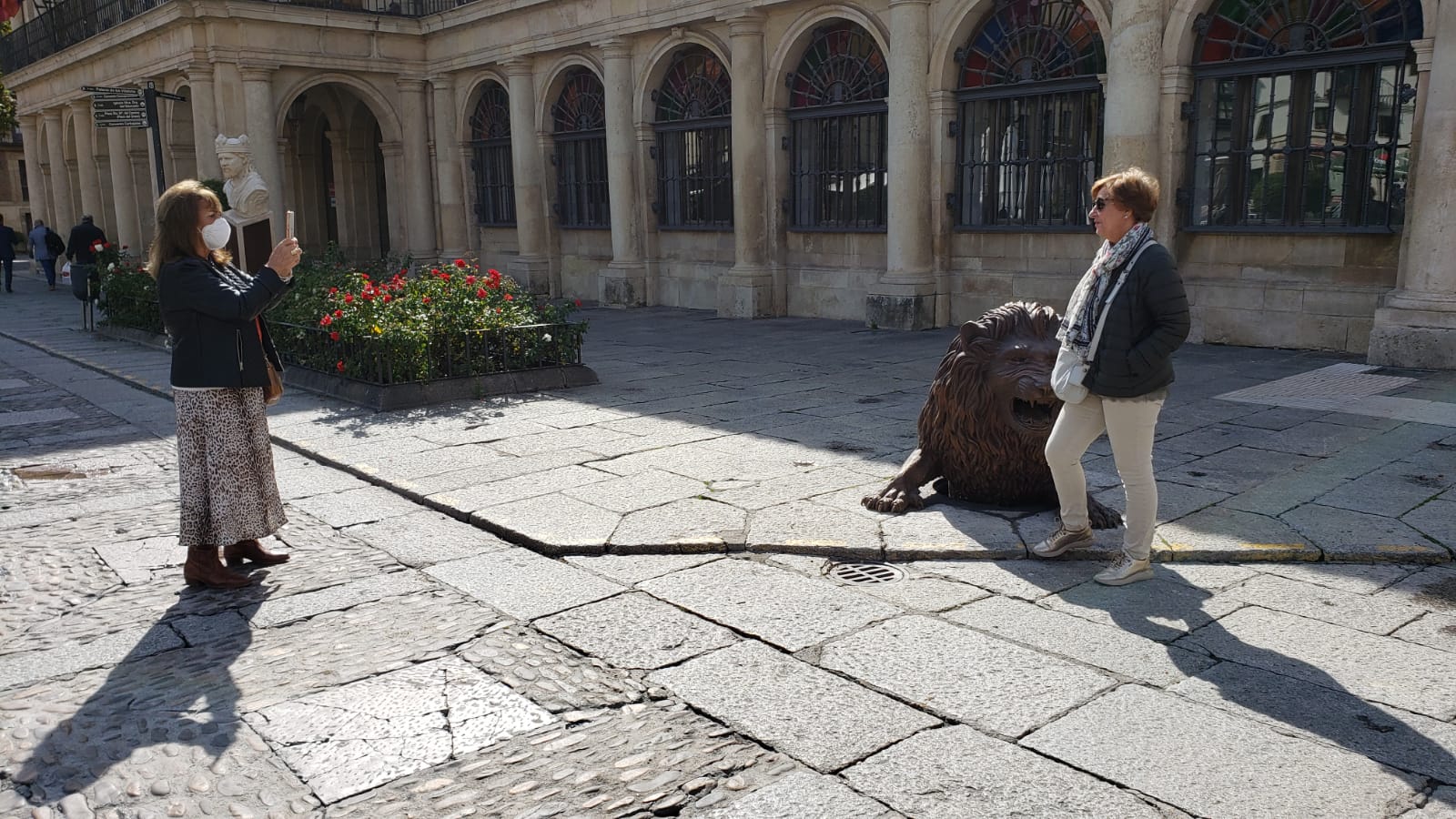 La nueva escultura ubicada junto al Consistorio despierta el interés de los leoneses.