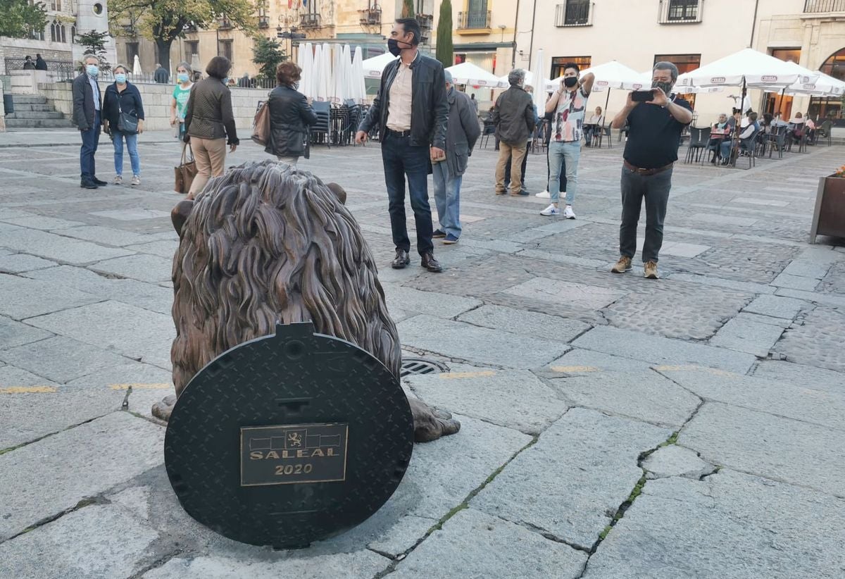 La nueva escultura ubicada junto al Consistorio despierta el interés de los leoneses.