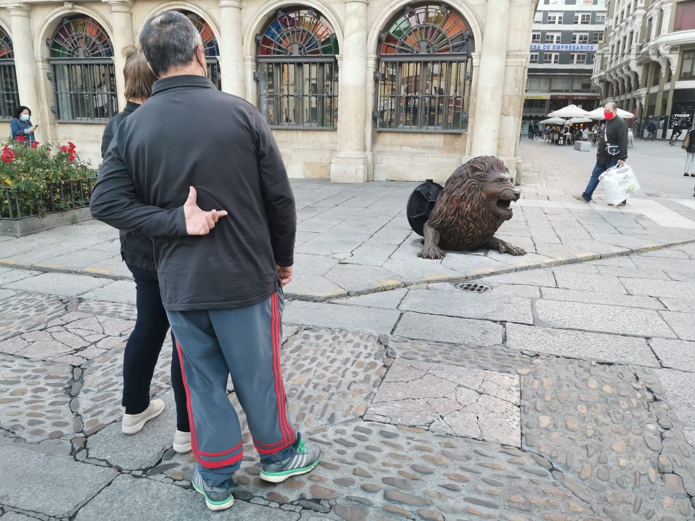 La nueva escultura ubicada junto al Consistorio despierta el interés de los leoneses.