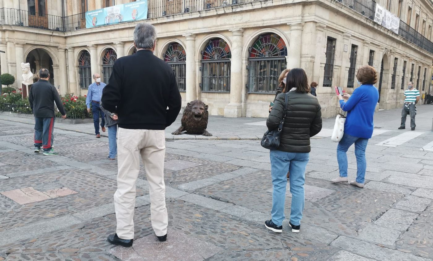 La nueva escultura ubicada junto al Consistorio despierta el interés de los leoneses.