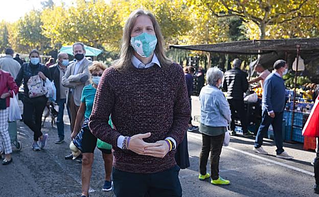 Galería. Pablo Fernández en el mercado de Papalaguinda.