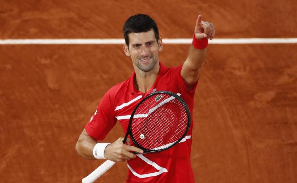 Novak Djokovic celebra su pase a la final de Roland Garros tras superar a Stefanos Tsitsipas. 