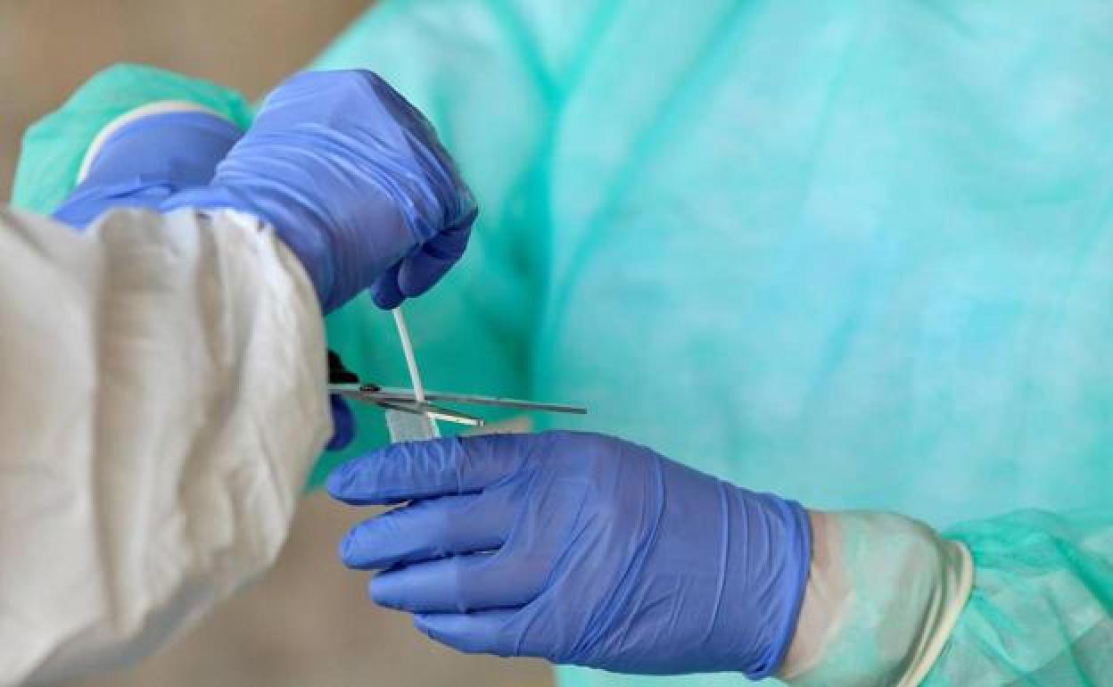 Un sanitario, durante su labor diaria. 