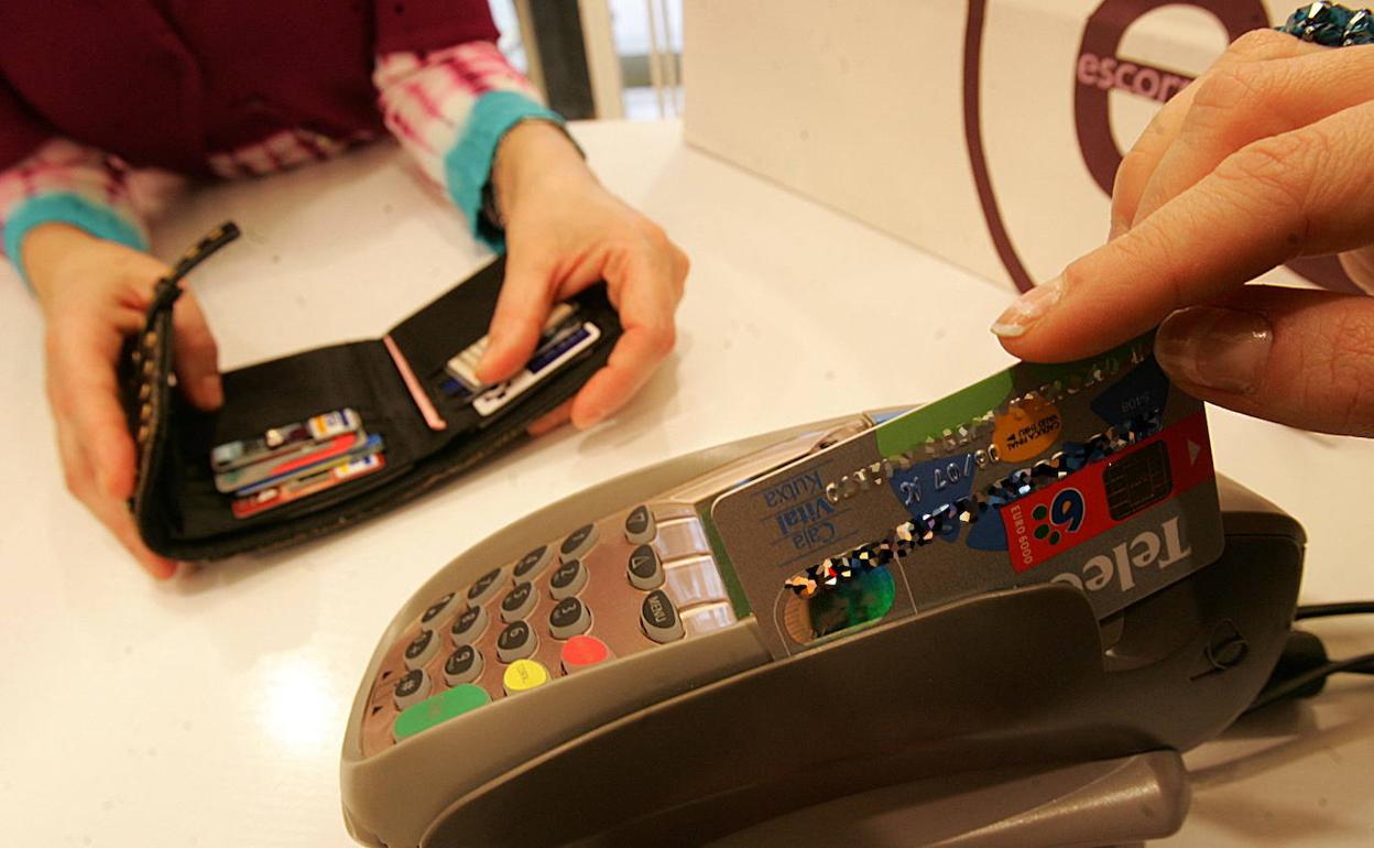 El Banco de España reprende a 24 entidades por colocar tarjetas 'revolving'