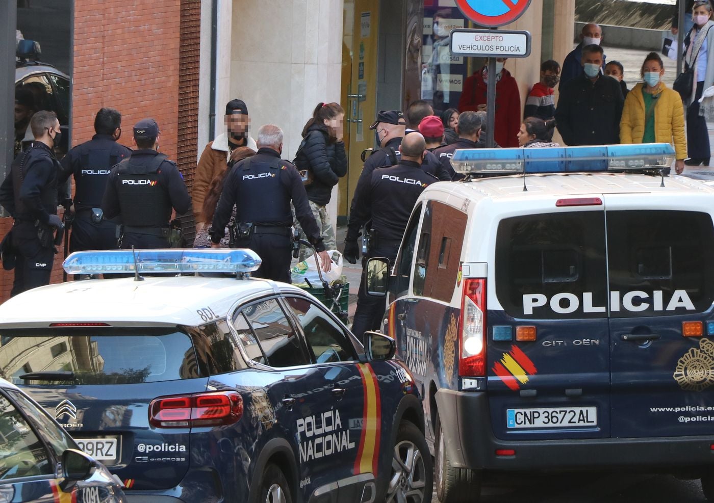 La presencia de numerosos familiares ante la Comisaria de Policía y el hostigamiento a los agentes obliga a que numerosos efectivos policiales tuvieran que intervenir para facilitar su salida a prisión.