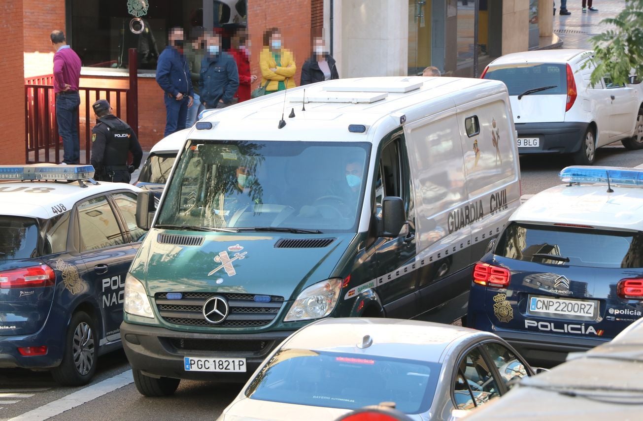 La presencia de numerosos familiares ante la Comisaria de Policía y el hostigamiento a los agentes obliga a que numerosos efectivos policiales tuvieran que intervenir para facilitar su salida a prisión.