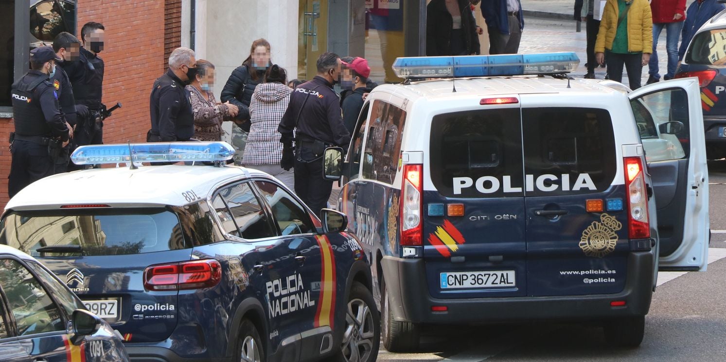 La presencia de numerosos familiares ante la Comisaria de Policía y el hostigamiento a los agentes obliga a que numerosos efectivos policiales tuvieran que intervenir para facilitar su salida a prisión.