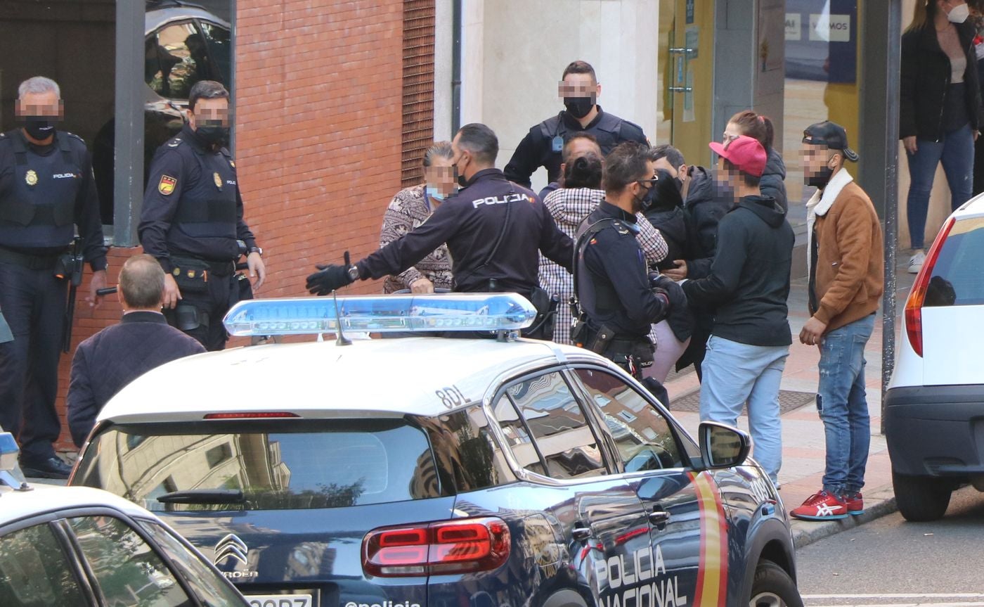 La presencia de numerosos familiares ante la Comisaria de Policía y el hostigamiento a los agentes obliga a que numerosos efectivos policiales tuvieran que intervenir para facilitar su salida a prisión.