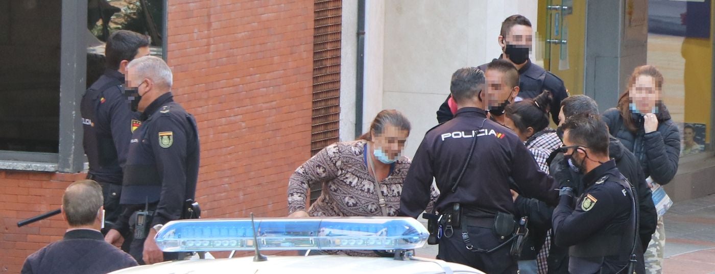 La presencia de numerosos familiares ante la Comisaria de Policía y el hostigamiento a los agentes obliga a que numerosos efectivos policiales tuvieran que intervenir para facilitar su salida a prisión.