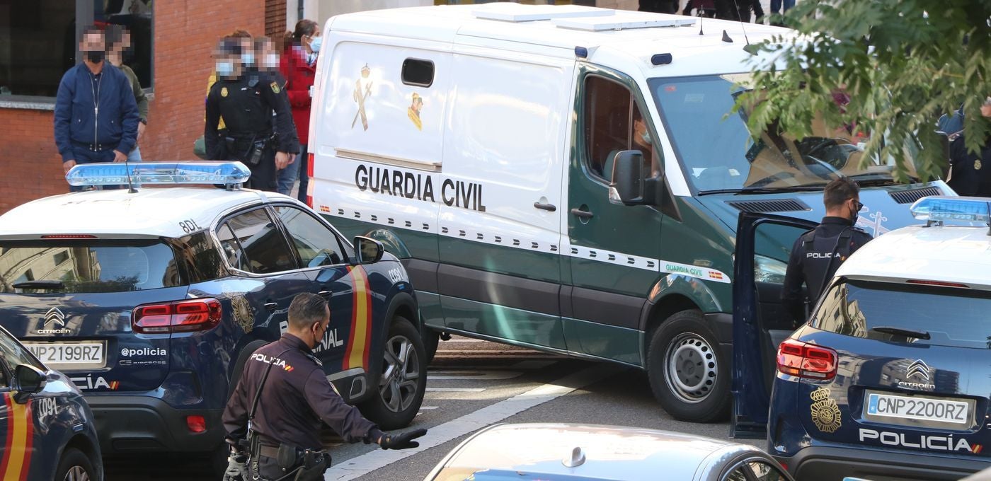 La presencia de numerosos familiares ante la Comisaria de Policía y el hostigamiento a los agentes obliga a que numerosos efectivos policiales tuvieran que intervenir para facilitar su salida a prisión.