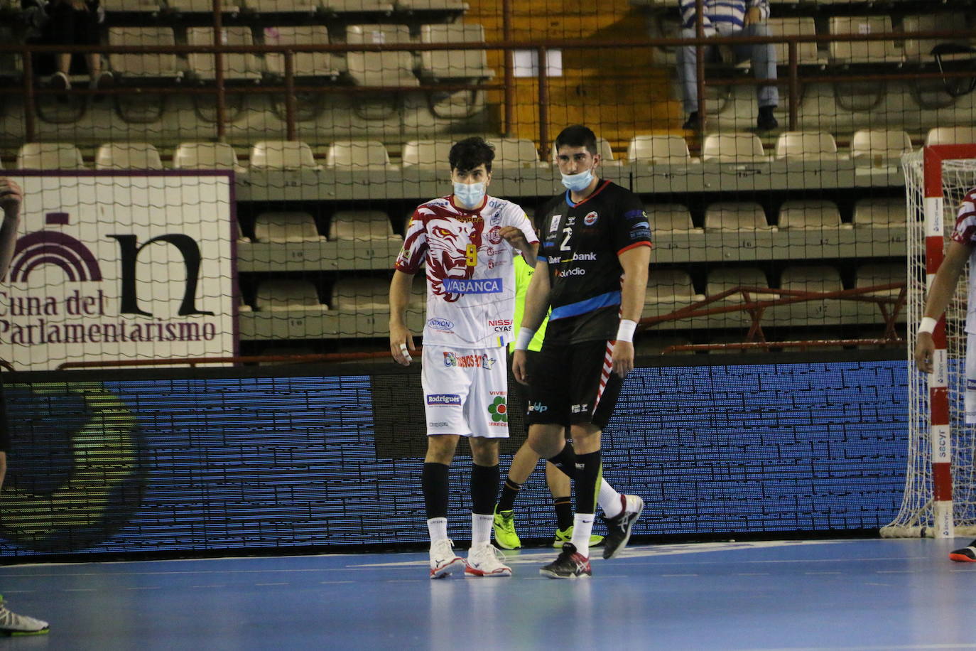 El protocolo aprobado por la Junta de Castilla y León obliga al uso de este aparato en toda práctica deportiva con contacto en espacios cerrados | Solo en esta comunidad se tendrán que jugar así los partidos | Los árbitros pitaron con el silbato dentro de la mascarilla.