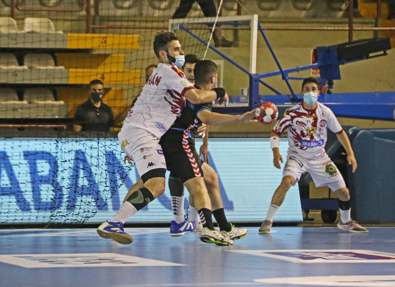 El protocolo aprobado por la Junta de Castilla y León obliga al uso de este aparato en toda práctica deportiva con contacto en espacios cerrados | Solo en esta comunidad se tendrán que jugar así los partidos | Los árbitros pitaron con el silbato dentro de la mascarilla.