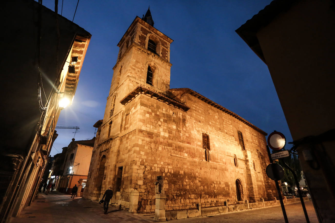 La iglesia, iluminada. 