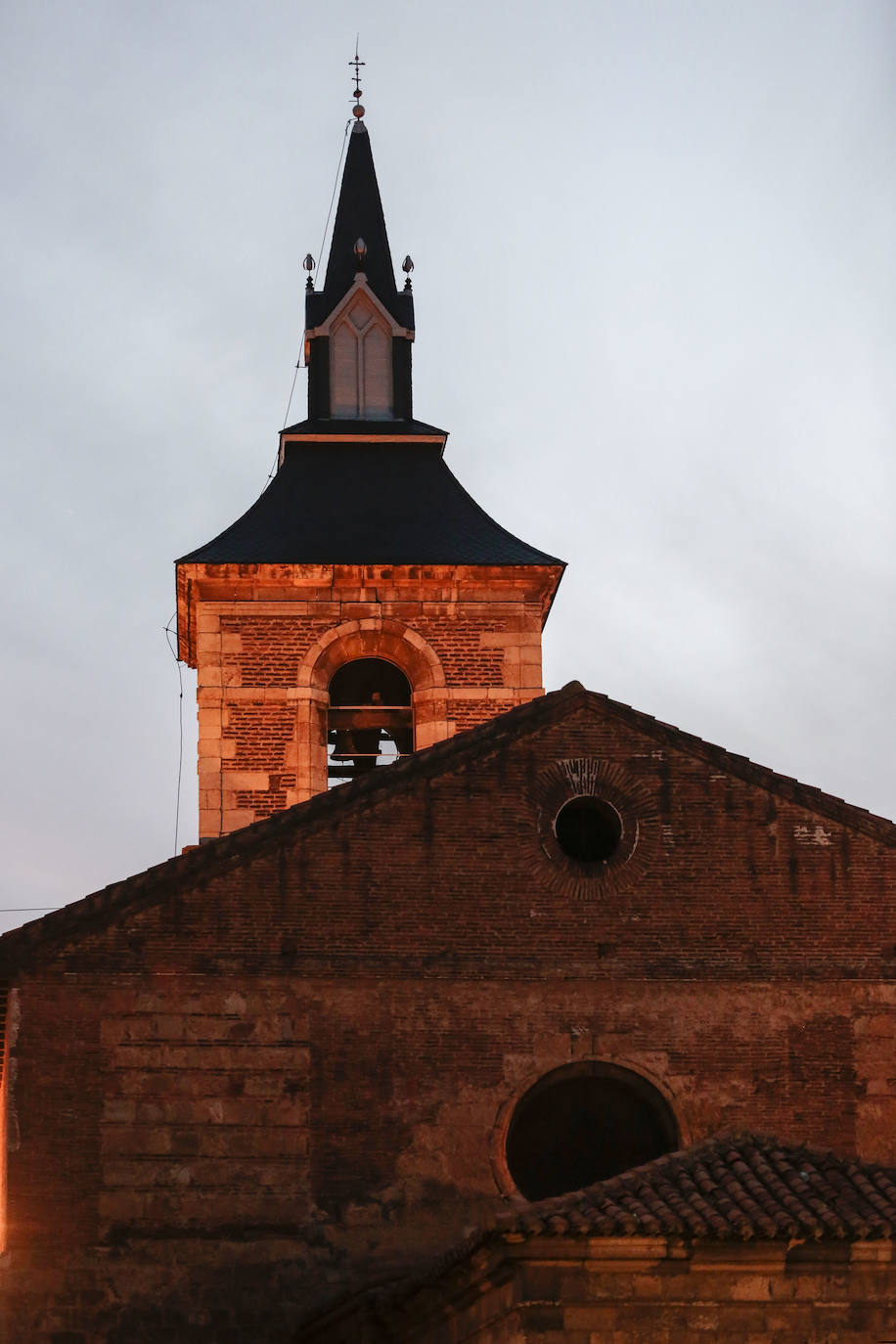 La iglesia, iluminada. 